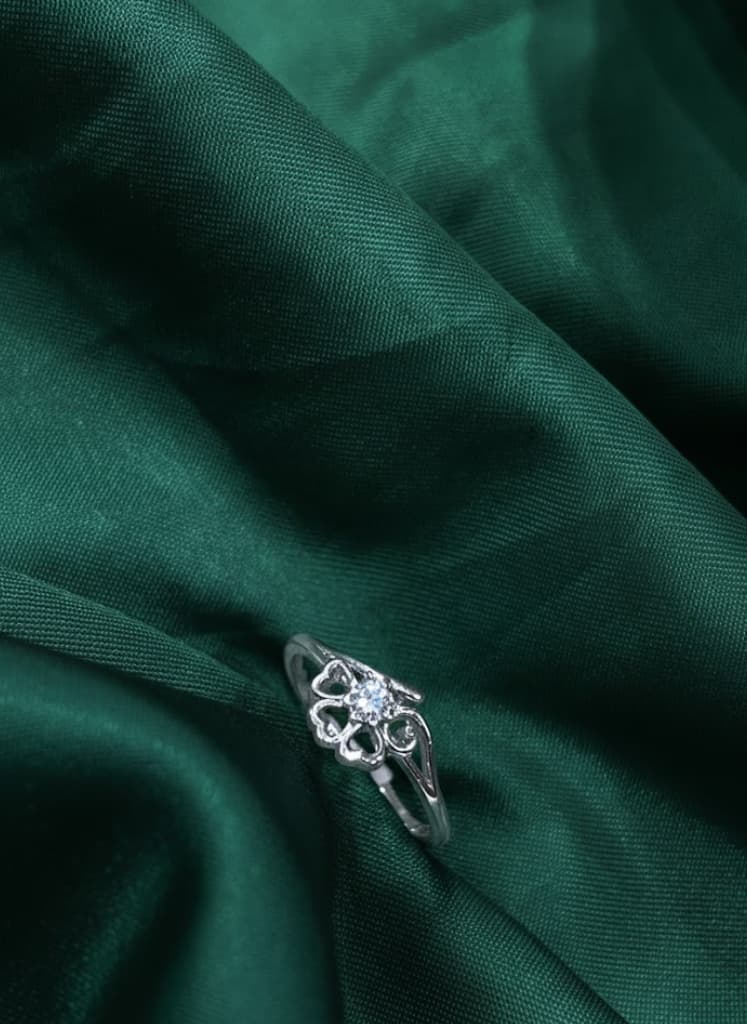  Cubic Zirconia Floral Open Solitaire Cocktail Ring. - Image 2
