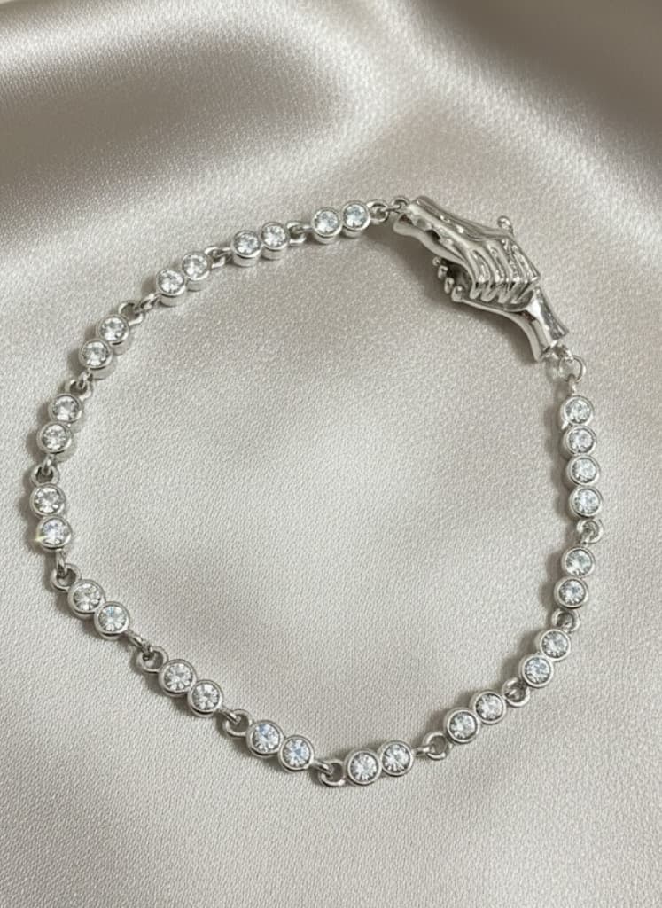 Tennis Bracelet With Distinct Clasp